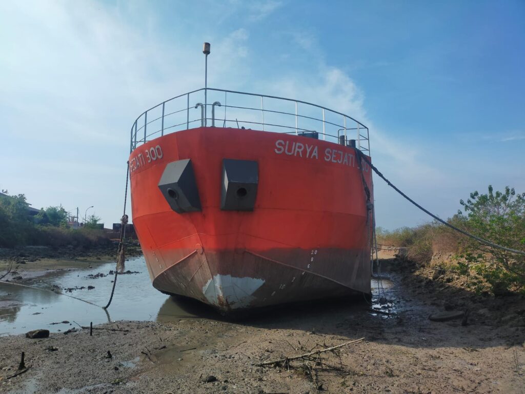 DNN PILLAR - Sand Blasting & Painting Kapal Surya Sejati 300 -
