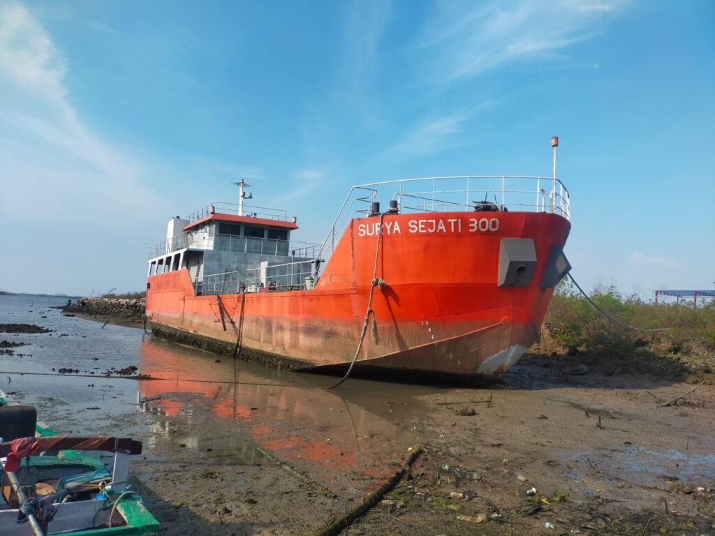 DNN PILLAR - Sand Blasting & Painting Kapal Surya Sejati 300 - 2