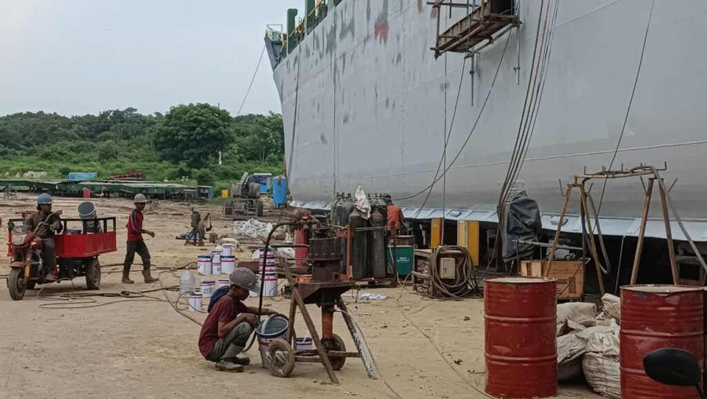 DNN PILLAR - Sand Blasting & Painting Kapal Surya Sejati 300 - 4